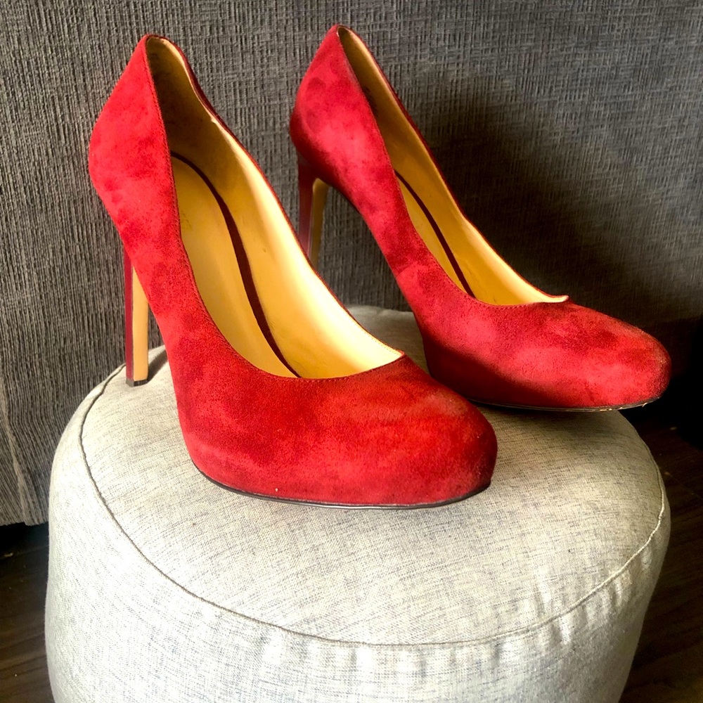 Stunning suede material stilettos. Show stopping.